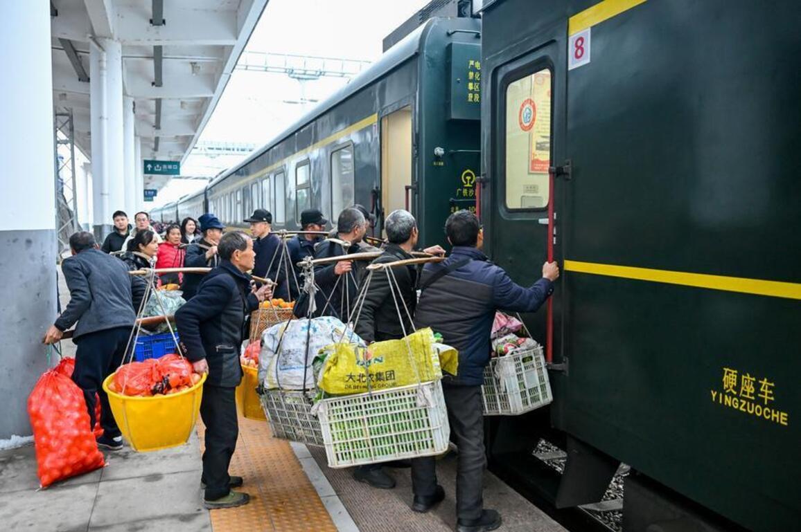 GloriousGuizhou | Slow trains accelerate prosperity across SW China's remote mountains