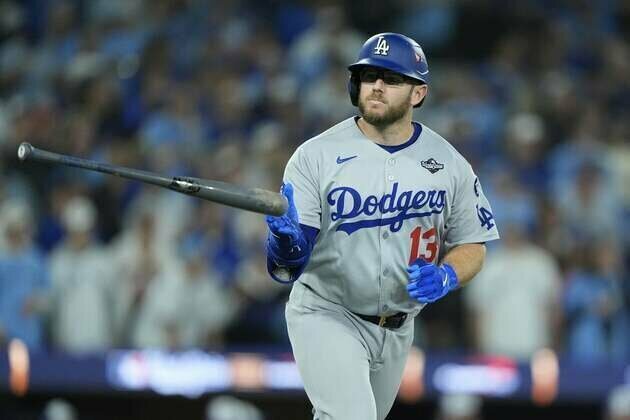 Dodgers pick up options on 3B Max Muncy, LHP Alex Vesia
