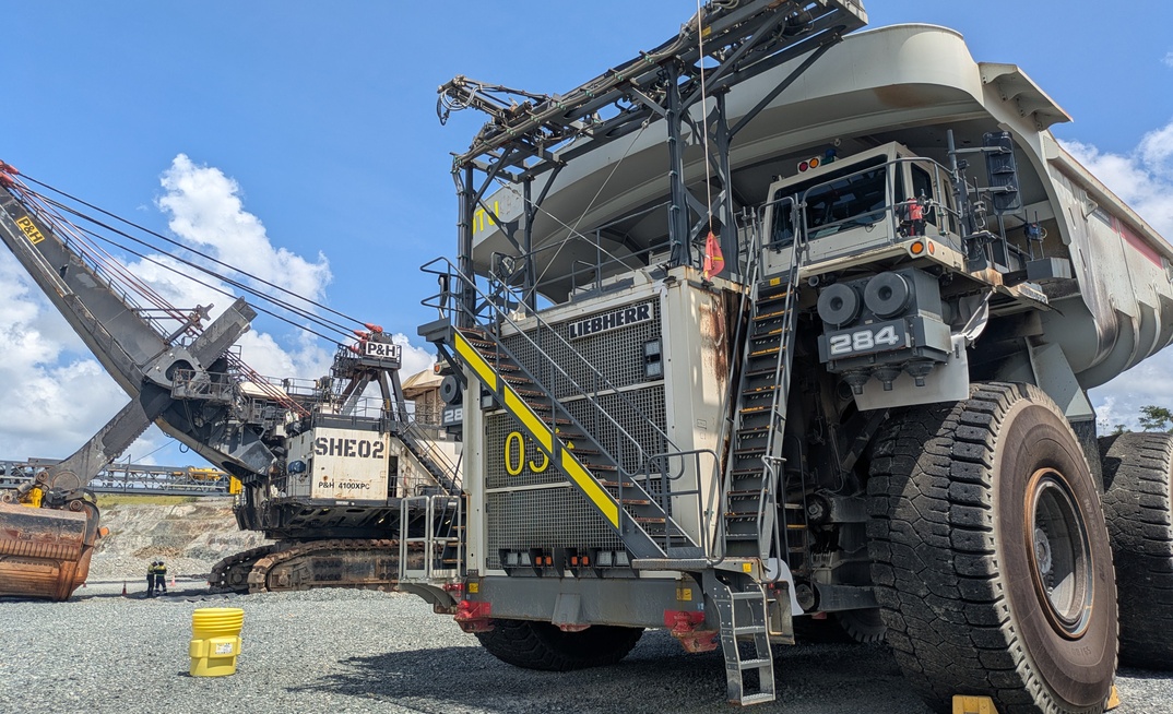 Cp 360t truck with pentograph and shovel 1 1074x654.jpg