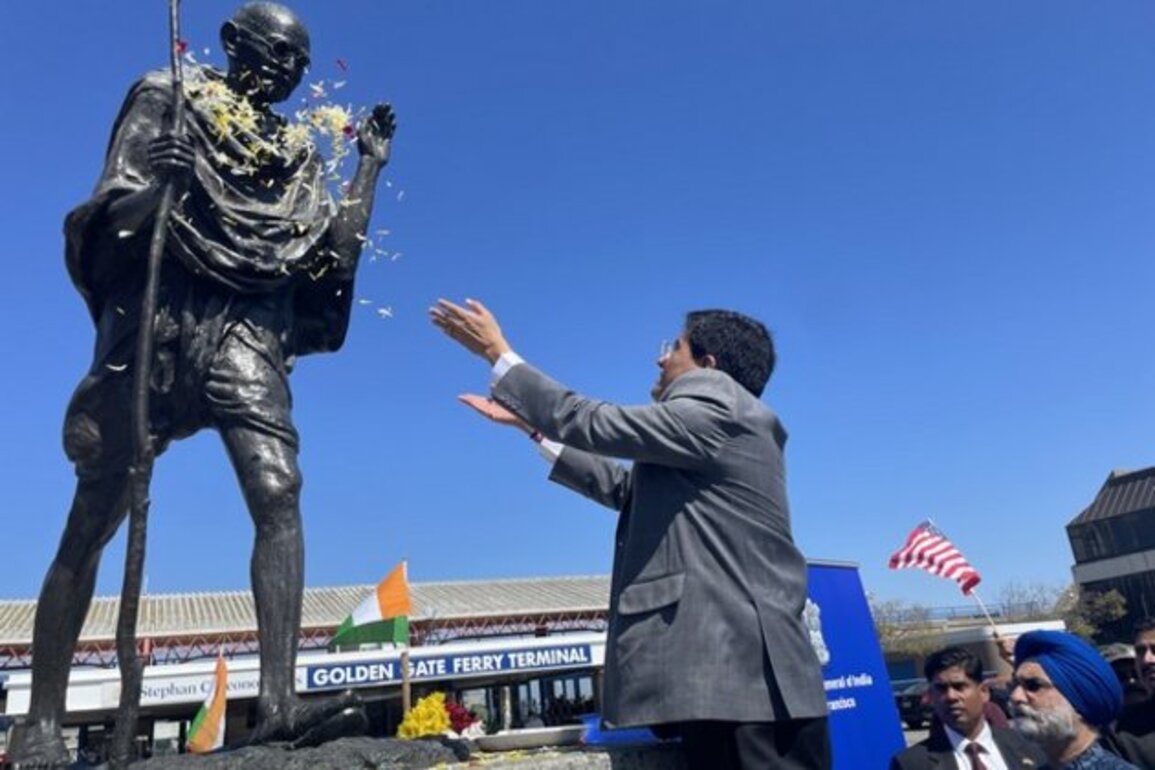 Union Minister Piyush Goyal pays floral tribute to Mahatma Gandhi in San Francisco