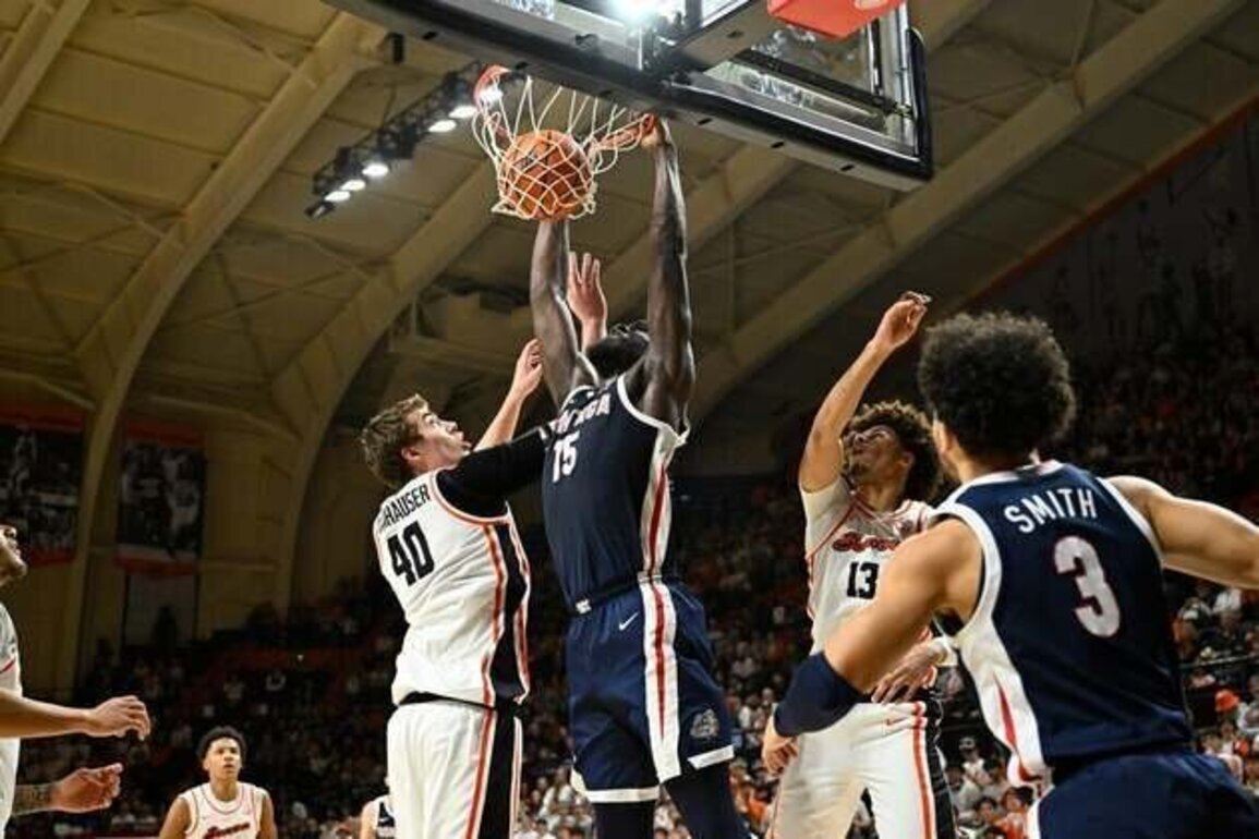 Graham Ike explodes for 35 as No. 6 Gonzaga rebounds with win at Oregon State