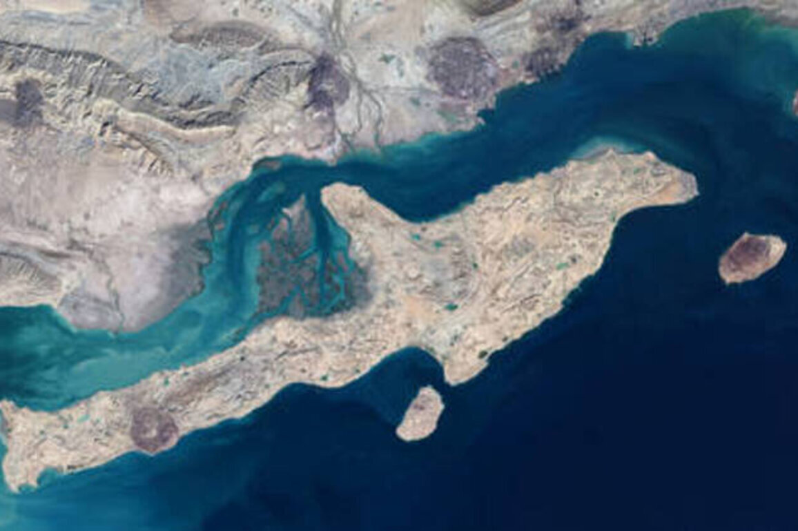 Tehran retaliates for 'defensive' US strike on Iranian island (VIDEOS)