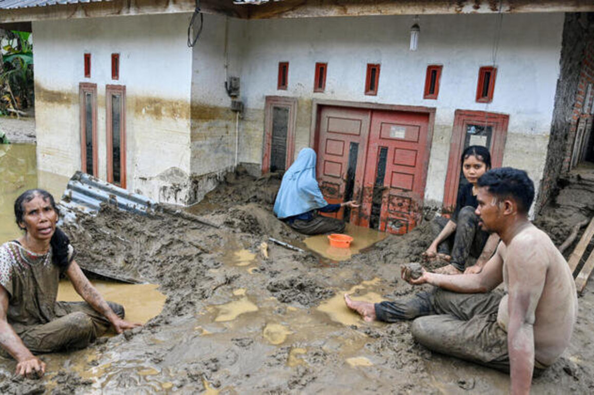 Thailand, Indonesia begin clean-up after massive floods kill hundreds