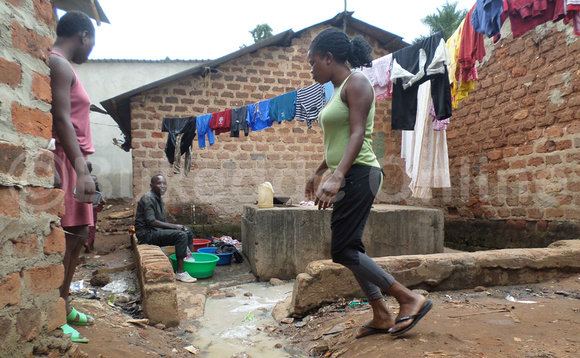 Omuvubuka ng'ayoleza engoye ku luzzi lwe bakimako amazzi. EBIFAANANYI BYA BENADINO KATE Omuvubuka ng'ayoleza engoye ku luzzi lwe bakimako amazzi. EBIFAANANYI BYA BENADINO KATE