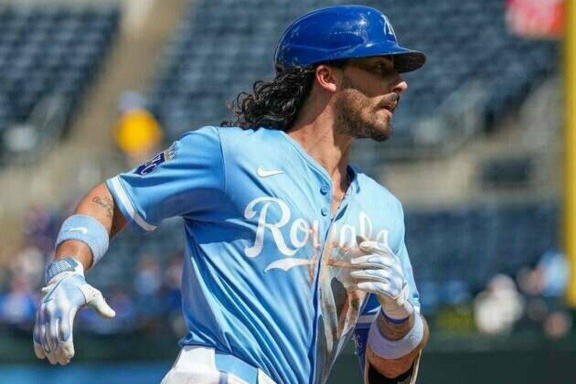 Jonathan India sparks late comeback as Royals sweep White Sox