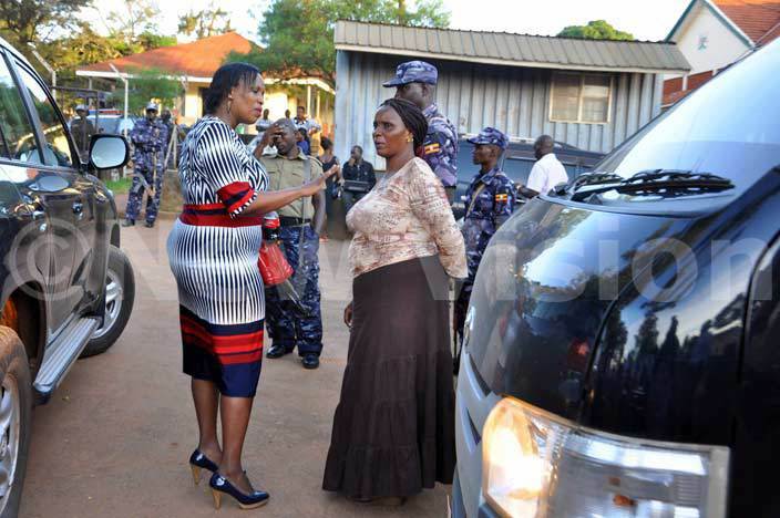  ator andra gabo talks to the operative after she was thrown out of court hoto by rancis morut