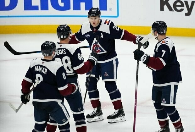 NHL roundup: Nathan MacKinnon hits 1,000 points in Avs' win