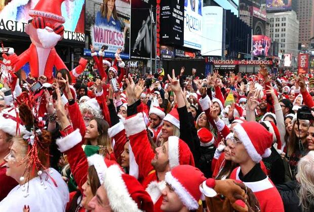 Thousands participate in annual NYC Santa-themed bar crawl SantaCon