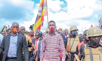 Bobi Wine ( wakati) nga yaakatuuka e Luweero. Bobi Wine ( wakati) nga yaakatuuka e Luweero.