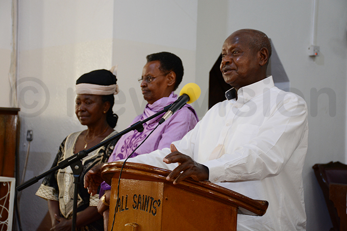  useveni flanked by the irst ady and ngelina apakhabulo addresses the mourners at ll aints athedral in akasero hoto by ddie sejjoba