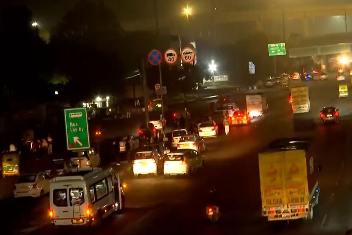 Delhi air quality slightly improves, AQI level at 196