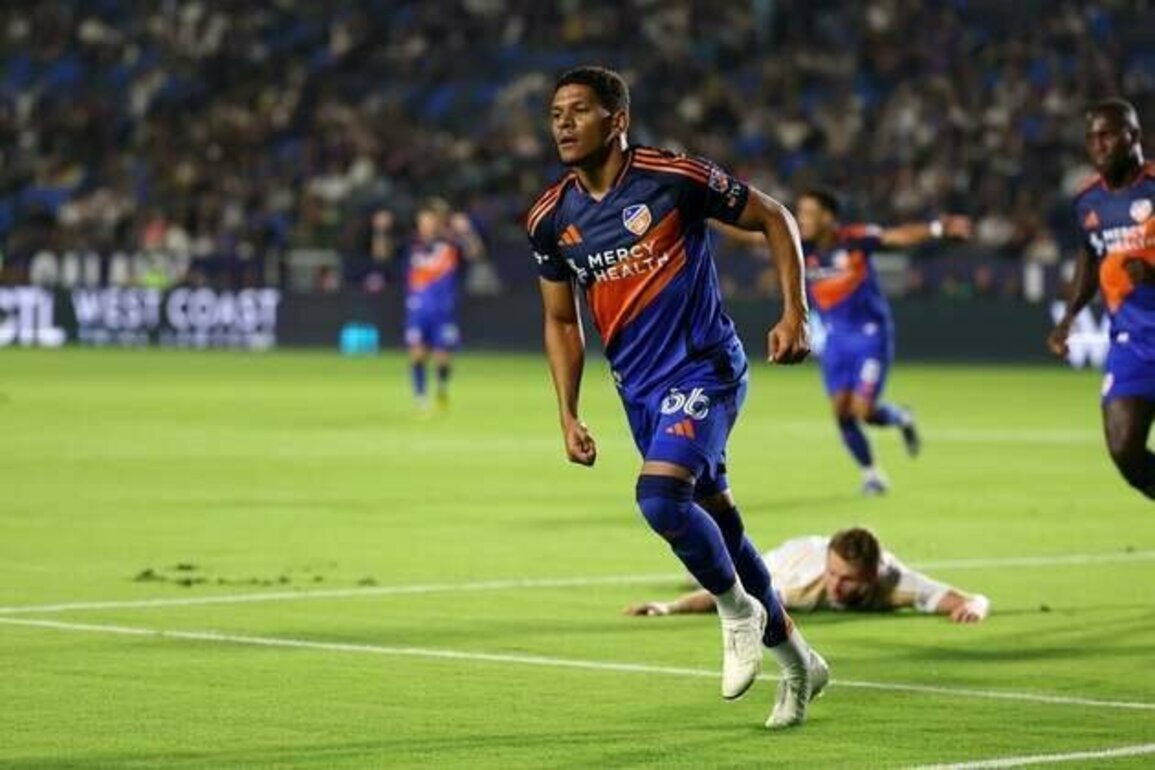FC Cincinnati edge Galaxy, keep pace in playoff chase