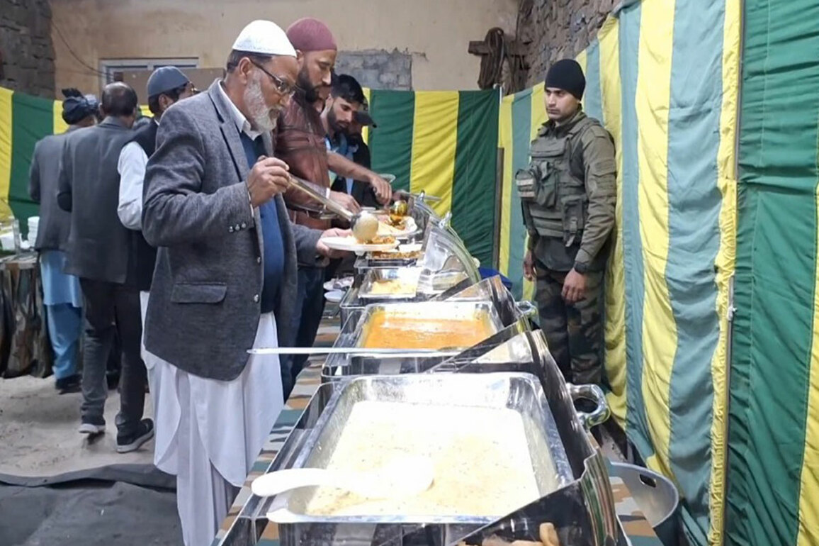 Indian Army's Mendher Battalion organises Iftar for civilian communities in Poonch