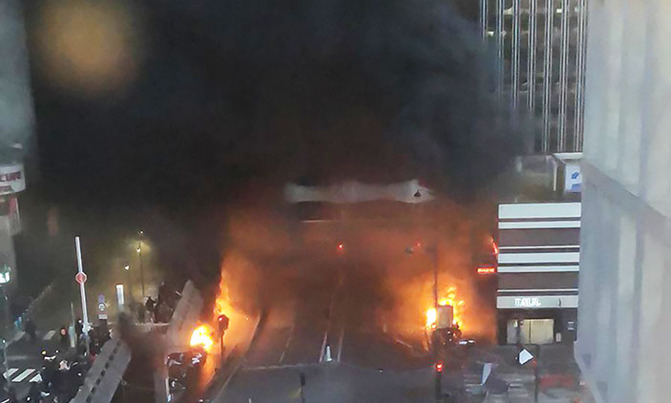 Anti-Congo regime protesters set fires in Paris Anti-Congo regime protesters set fires in Paris