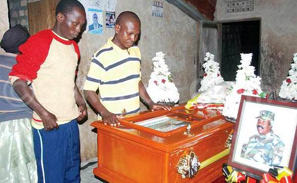 Abantu nga bakuba ku mulambo gwa Kifulugunyu eriiso evvannyuma. Abantu nga bakuba ku mulambo gwa Kifulugunyu eriiso evvannyuma.