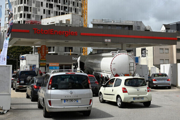 Panic buying drains French gas stations