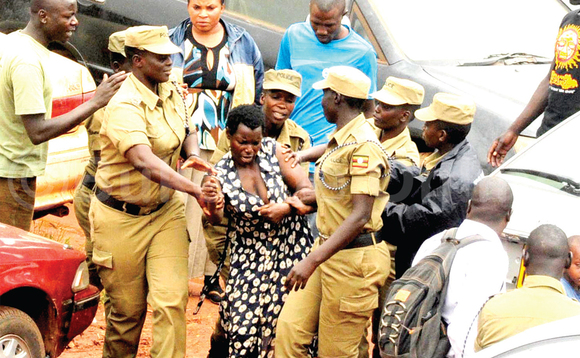 Abaserikale nga batwala omukazi eyabadde agaanidde mu nnyumba ya poliisi ku CPS. Abaserikale nga batwala omukazi eyabadde agaanidde mu nnyumba ya poliisi ku CPS.