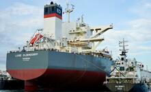 Abastecimento do navio Luise Oldendorff com Very Low Sulfur (VLS) B24