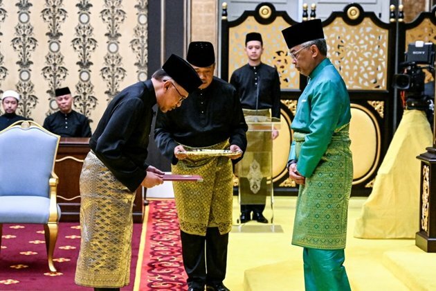Long-Time Reformist Leader Anwar Sworn In as Malaysian PM