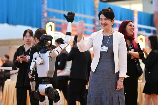 From algorithms to assembly lines: AI resets industries in Davos spotlight