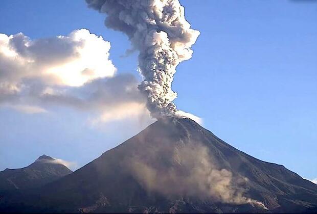 Locals of La Palma warned as lava flow reaches ocean