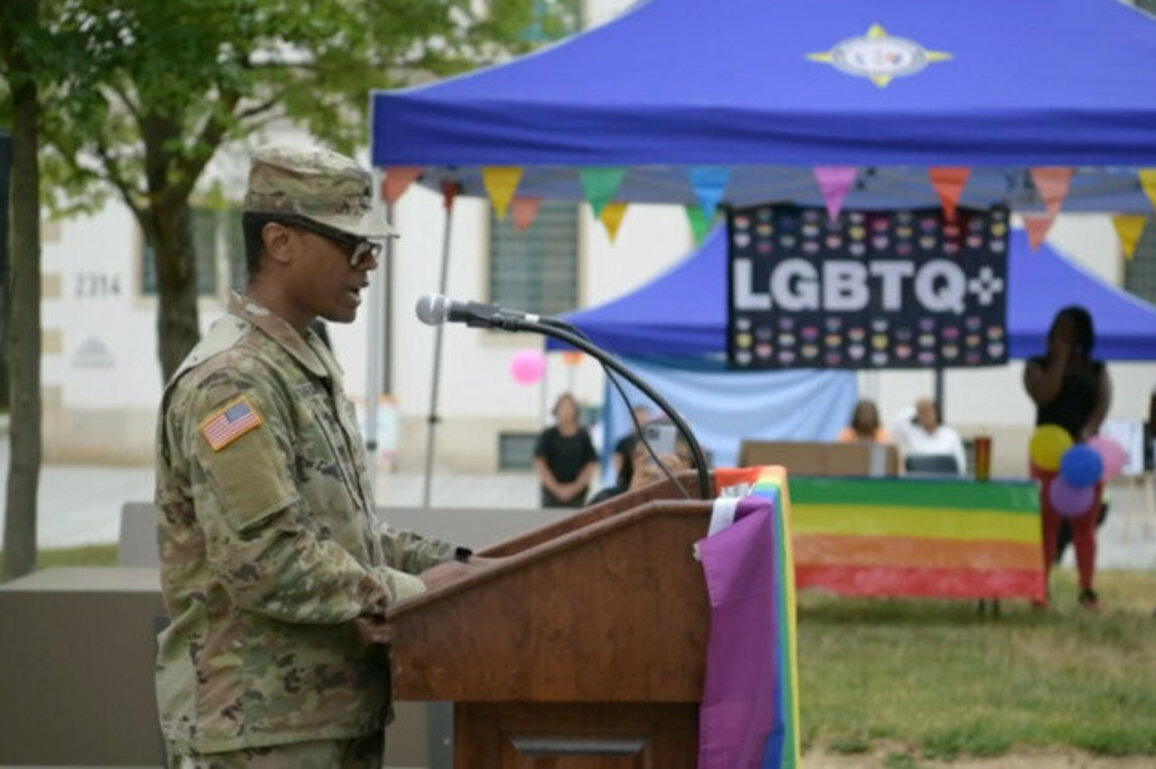 US Army bans transgender recruits