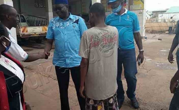 Abantu nga babuuza ku Amuriat. Abantu nga babuuza ku Amuriat.
