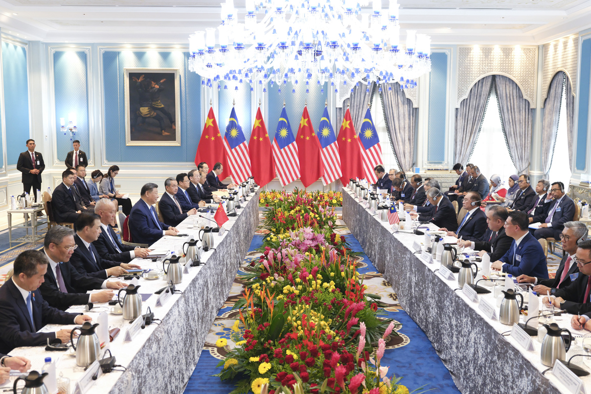 MALAYSIA-PUTRAJAYA-CHINA-XI JINPING-ANWAR IBRAHIM-TALKS