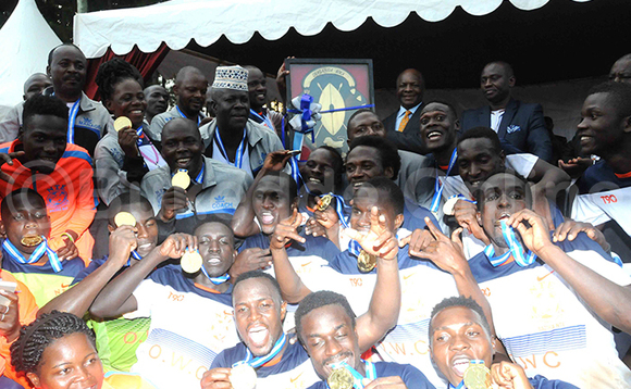 Abeddira Ente nga bajaganya olw'okuwangula engabo y'ebika bya Buganda. Baakubye Effumbe ggoolo 1-0. EBIFAANANYI BYA SILVANO KIBUUKA Abeddira Ente nga bajaganya olw'okuwangula engabo y'ebika bya Buganda. Baakubye Effumbe ggoolo 1-0. EBIFAANANYI BYA SILVANO KIBUUKA