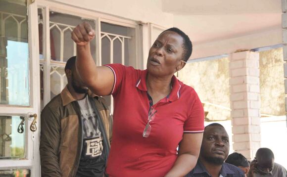Nambooze ng'ayogera eri abavubuka ba People Power e Mukono ku NUP. Nambooze ng'ayogera eri abavubuka ba People Power e Mukono ku NUP.