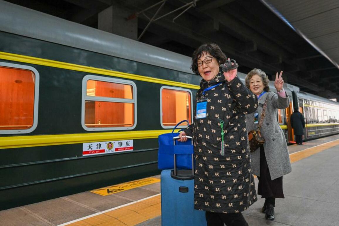 "Silver trains" gain speed in China's booming elderly travel market