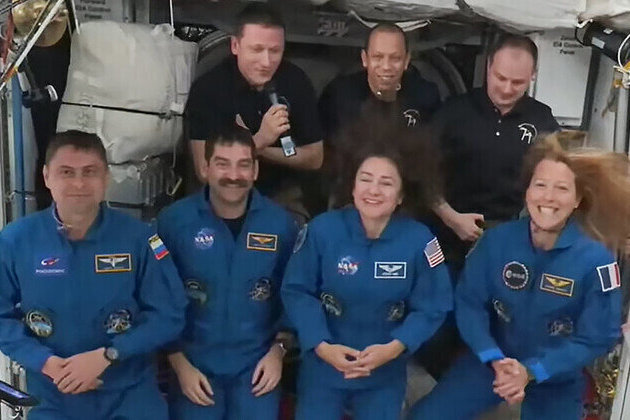 SpaceX Dragon spacecraft docks at ISS 