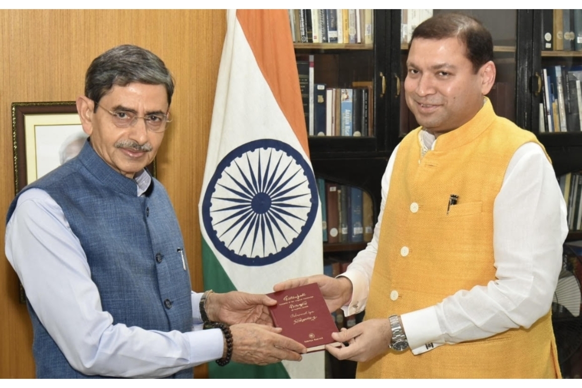 Cultural Envoy Sundeep Bhutoria Calls on West Bengal Governor; Presents Handwritten Copy of Tagore's Gitanjali