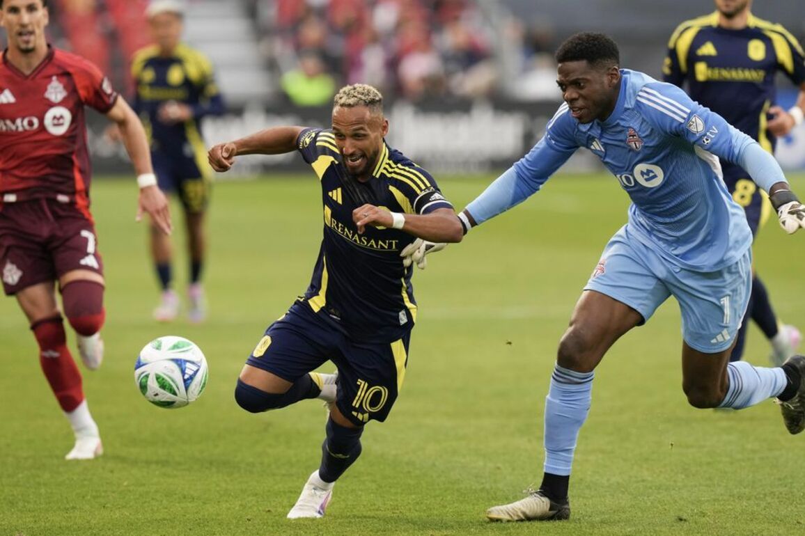 Nashville SC holds on to edge Toronto FC 2-1 in entertaining MLS contest