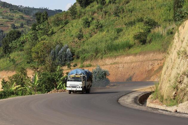 (Hello Africa) Chinese-built road transforms lives, boosts economy in northern Rwanda