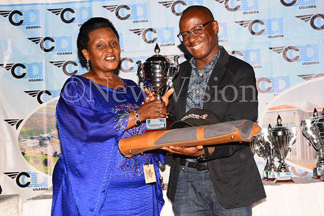  enior lady race abonero left picks his awards from  president nnocent ihika