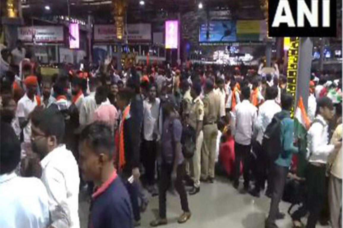 Maratha quota protest causes rush at Mumbai's CSMT; authorities alerted to manage situation, train services slightly delayed