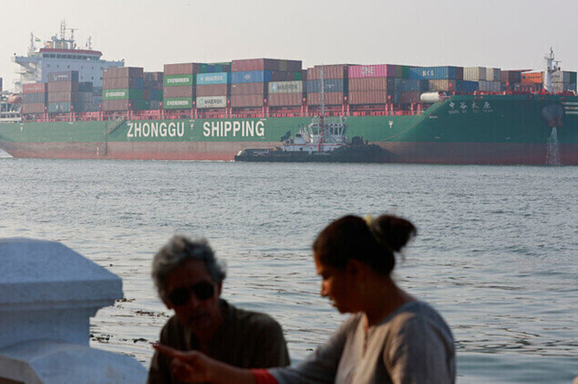 Indias trade deficit shrinks