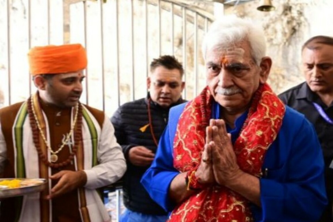 J-K: LG Manoj Sinha pays obeisance to Baba Barfani, performs 'Pratham Puja' at holy Amarnath cave