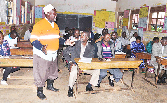 Hajji Abas Ssematimba, ssentebe wa zooni ya Ssembule 'A' e Kabowa ng'ayogera mu lukiiko Hajji Abas Ssematimba, ssentebe wa zooni ya Ssembule 'A' e Kabowa ng'ayogera mu lukiiko