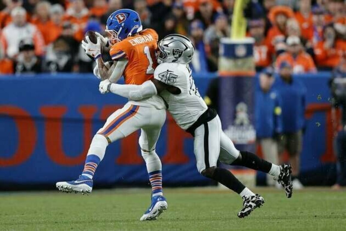 Broncos defense shuts down Raiders, Denver wins despite offensive woes