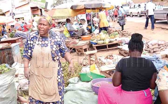 Abamu ku basuubuzi abawakanya eky’okubatwala mu katale akapya ke bagamba nti kafunda. Abamu ku basuubuzi abawakanya eky’okubatwala mu katale akapya ke bagamba nti kafunda.