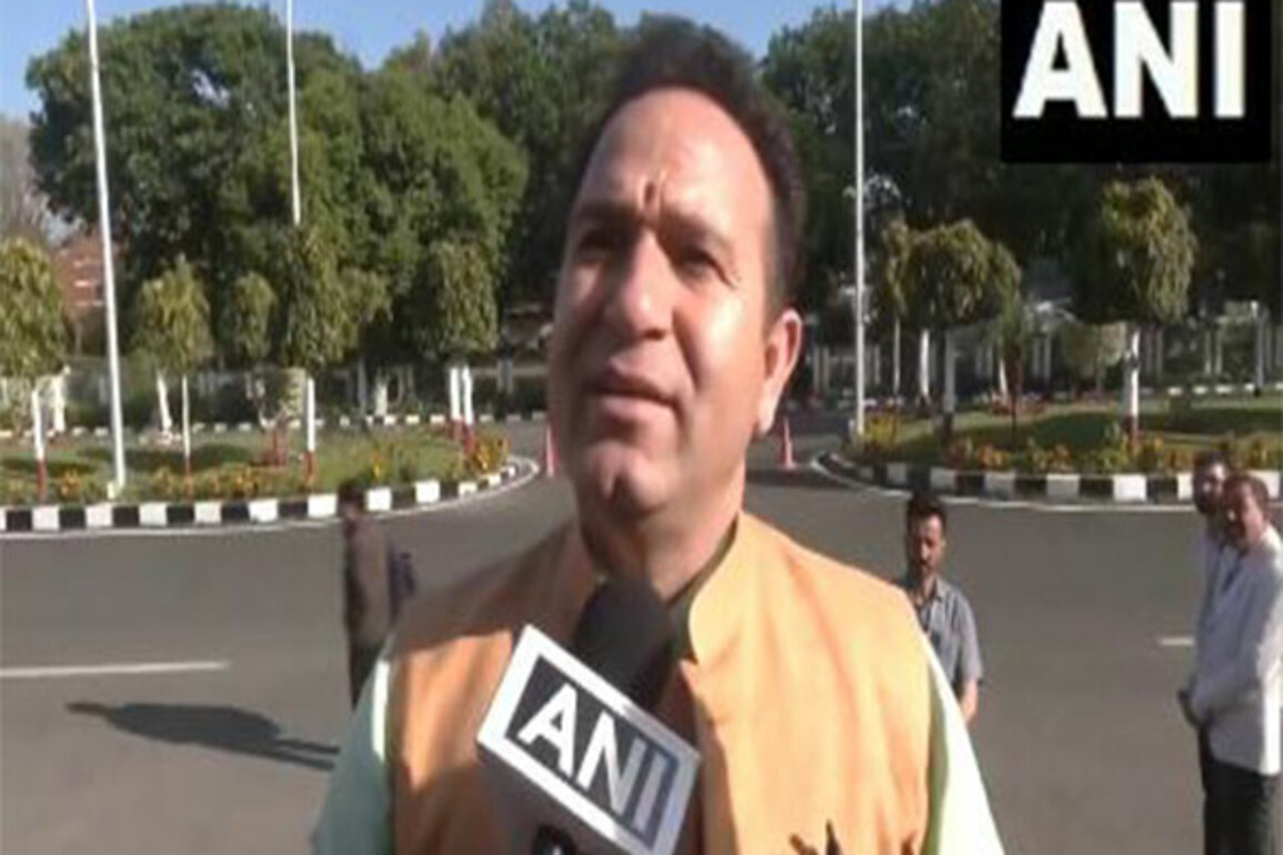 Unfortunate that some members try to hold discussions on Pakistan: J-K LoP Sunil Sharma