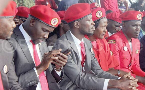 Zaake, (ku ddyo), Nyakato (eyeesimbyewo), Kyagulanyi ne Joel Senyonyi ku kisaawe e Booma mu Hoima. Zaake, (ku ddyo), Nyakato (eyeesimbyewo), Kyagulanyi ne Joel Senyonyi ku kisaawe e Booma mu Hoima.