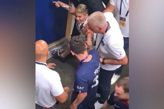 Messi intervenes after security manhandles young selfie seeker
