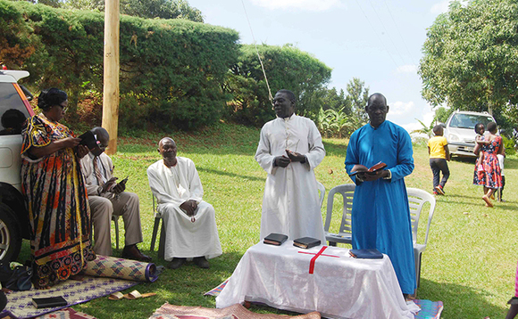 Rev. Festus Kasujja ng'abuulira mu kusaba Rev. Festus Kasujja ng'abuulira mu kusaba