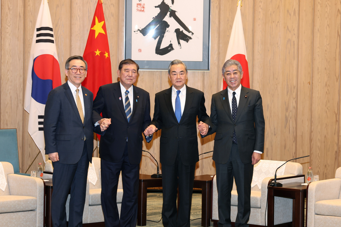 JAPAN-TOKYO-PM-CHINA-JAPAN-ROK-FMS-MEETING