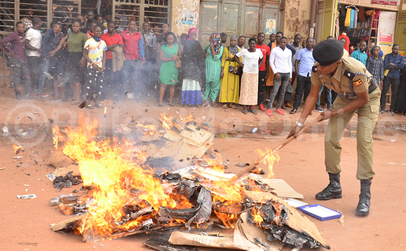 Owa Poliisi ng'azikiza omuliro ogukumiddwa abeekalakaasi Owa Poliisi ng'azikiza omuliro ogukumiddwa abeekalakaasi