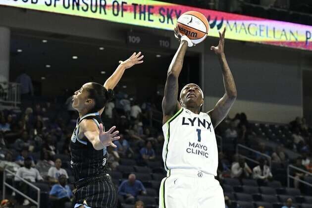 Lynx blitz Sky in third quarter to trigger rout