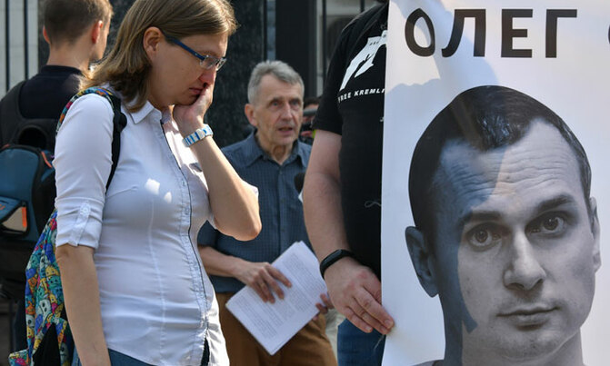 Ukrainian filmmaker Sentsov enters day 100 of hunger strike Ukrainian filmmaker Sentsov enters day 100 of hunger strike